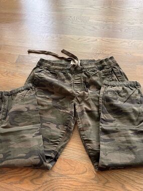 Sanctuary ankled cinched camo pants